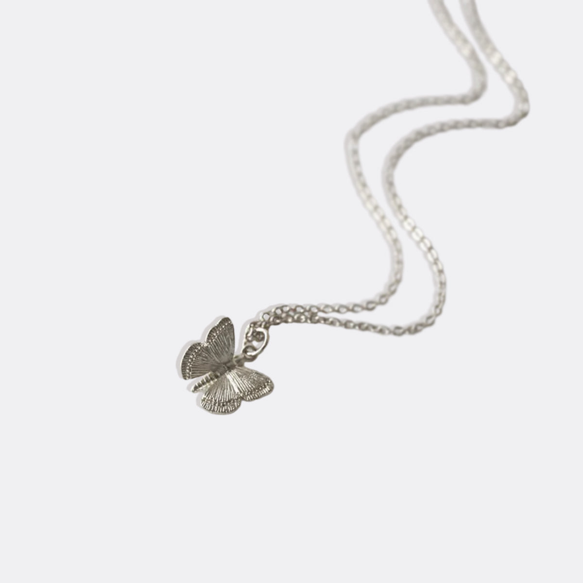 Collana con ciondolo a farfalla