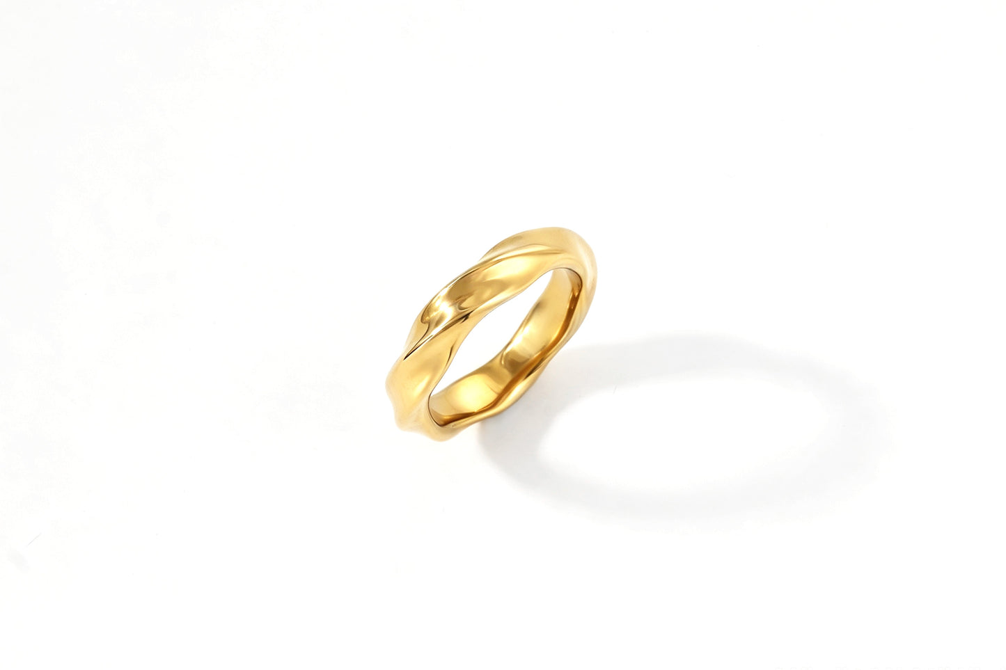 Dune Ring in gold tone, flat lay detail