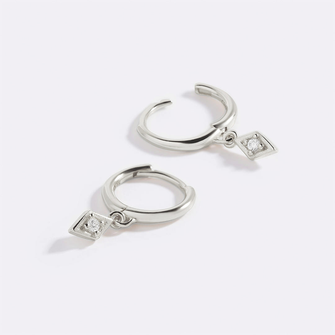 Zierliche Diamant-Charm-Ohrringe