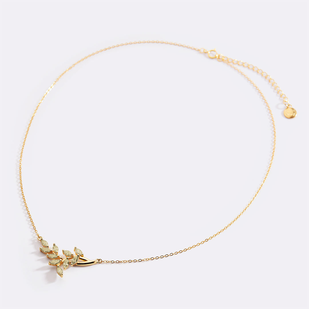 Collana pendente a foglia con pietra portafortuna
