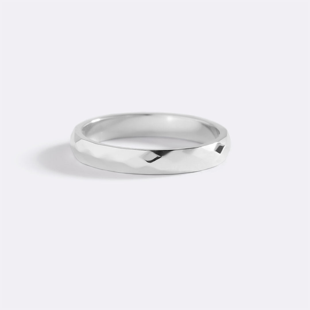 Fein gehämmerter Ring