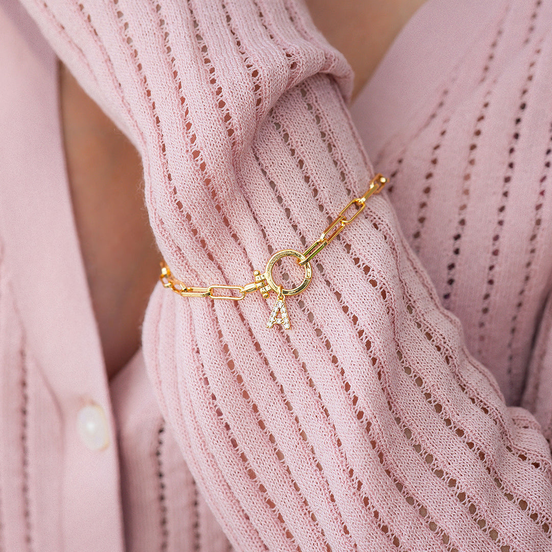 Mintfarbenes Büroklammer-Armband mit Pavé-Initialen-Anhänger