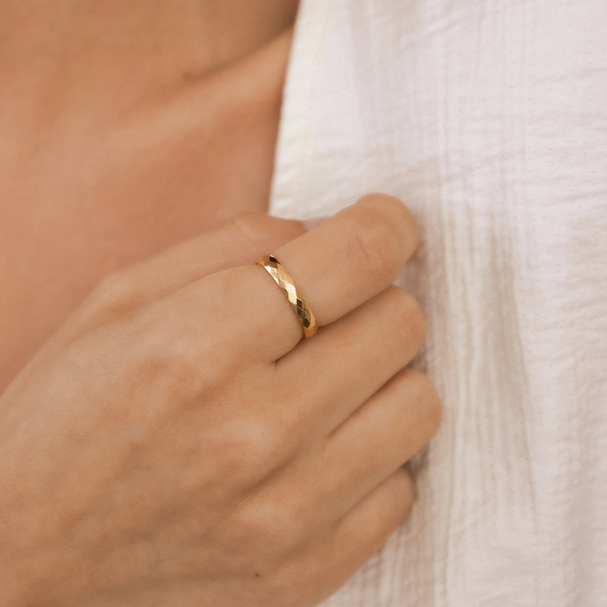 Zierlicher gehämmerter Ring mit Drehfunktion