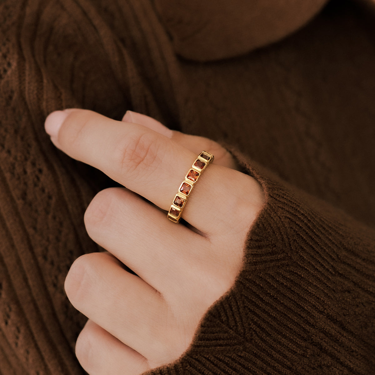 Smaragdgeschliffener Geburtsstein-Eternity-Ring