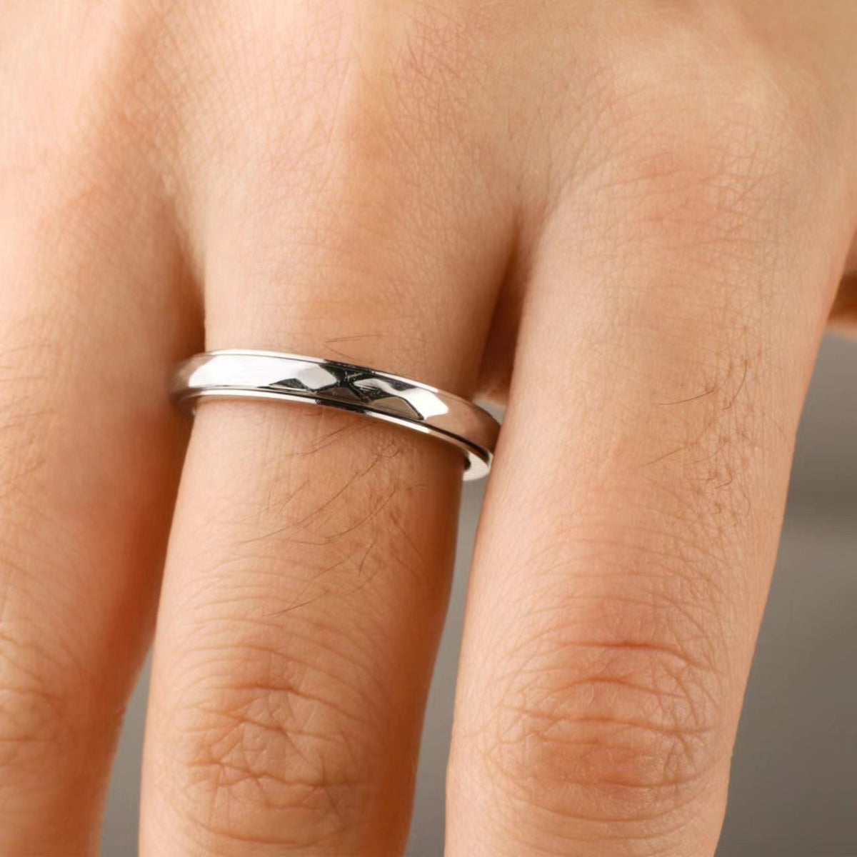 Zierlicher gehämmerter Ring mit Drehfunktion