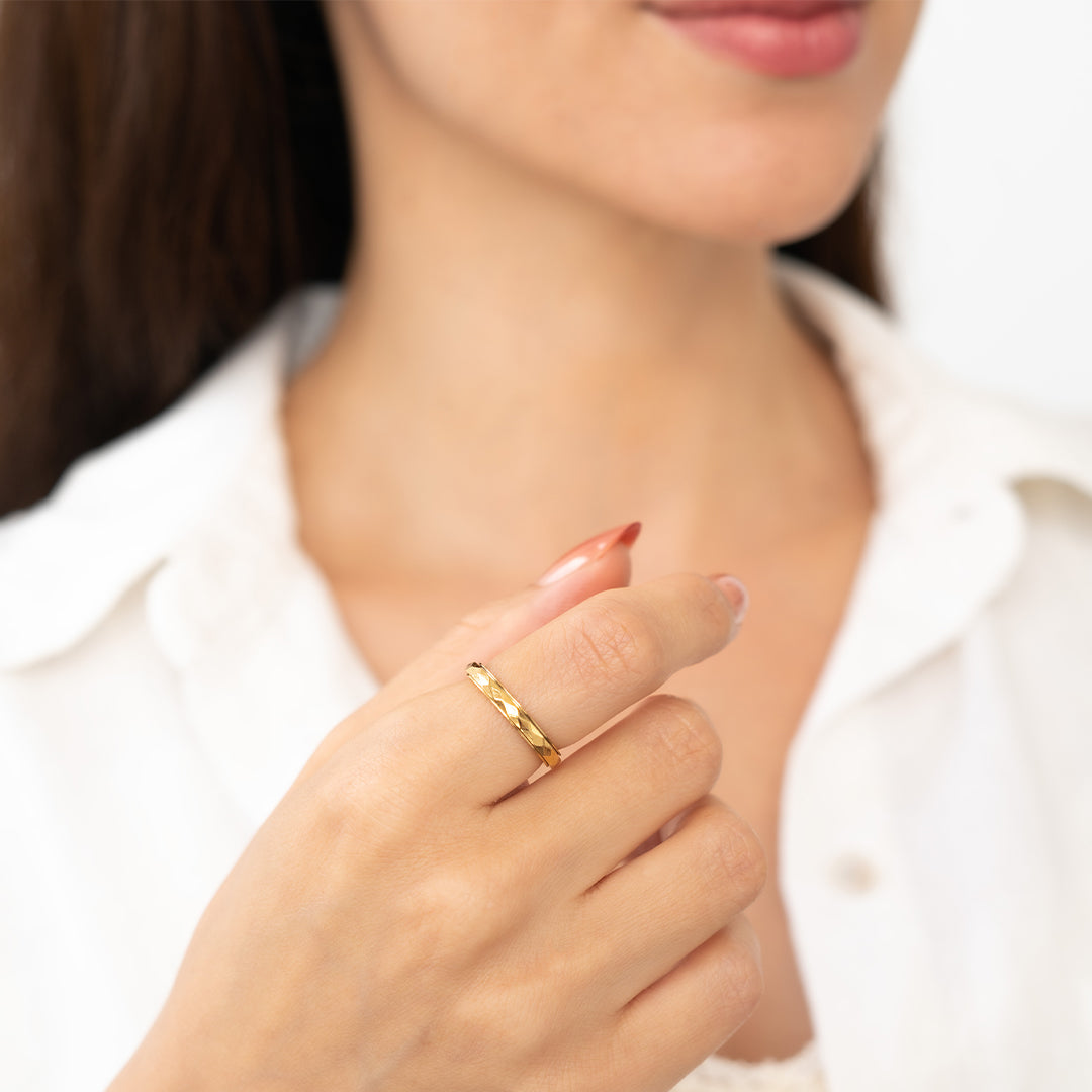 Zierlicher gehämmerter Ring mit Drehfunktion