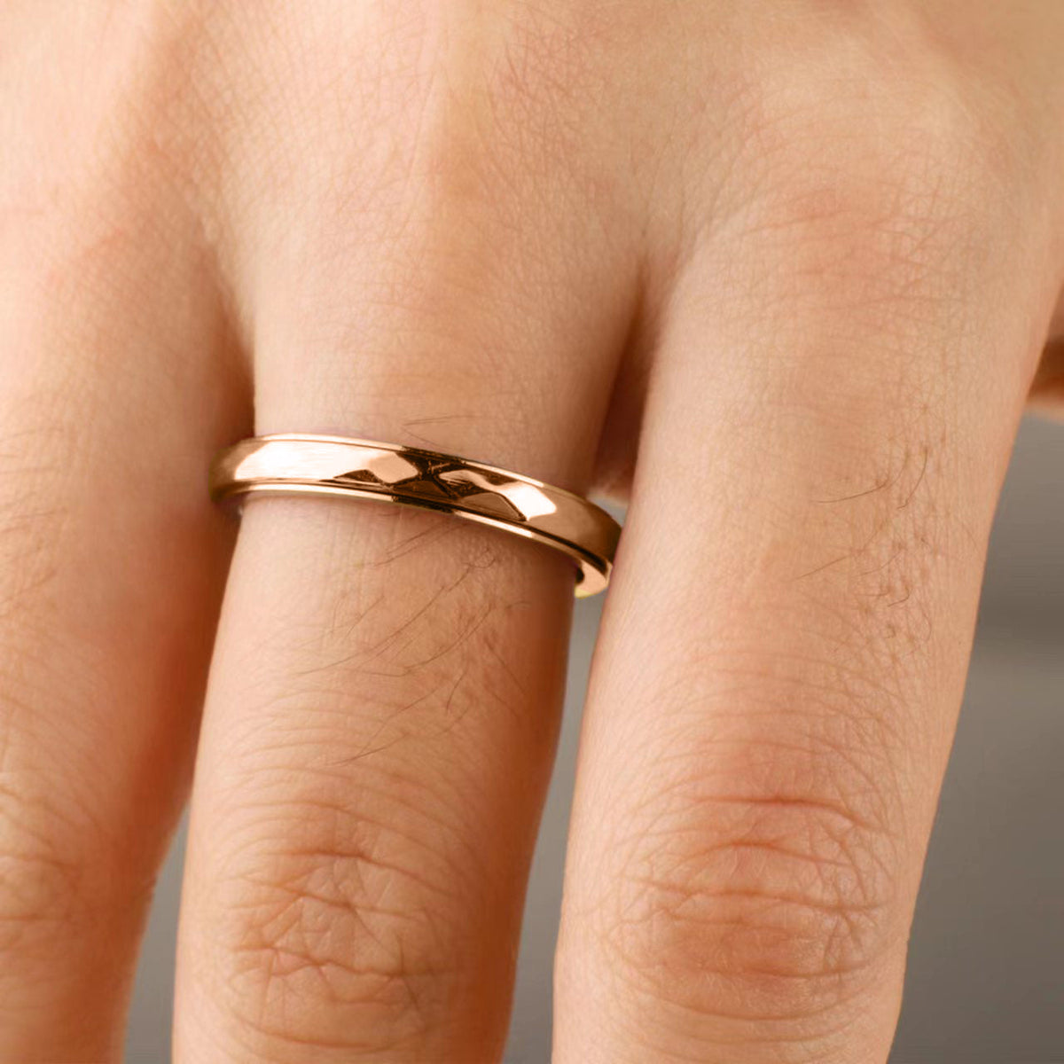 Zierlicher gehämmerter Ring mit Drehfunktion
