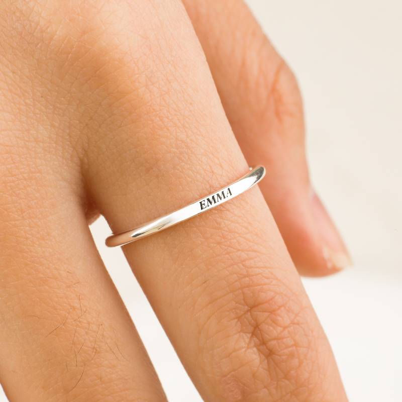 Anello Piatto Super Piccolo in Argento Sterling con Nome Impilabile