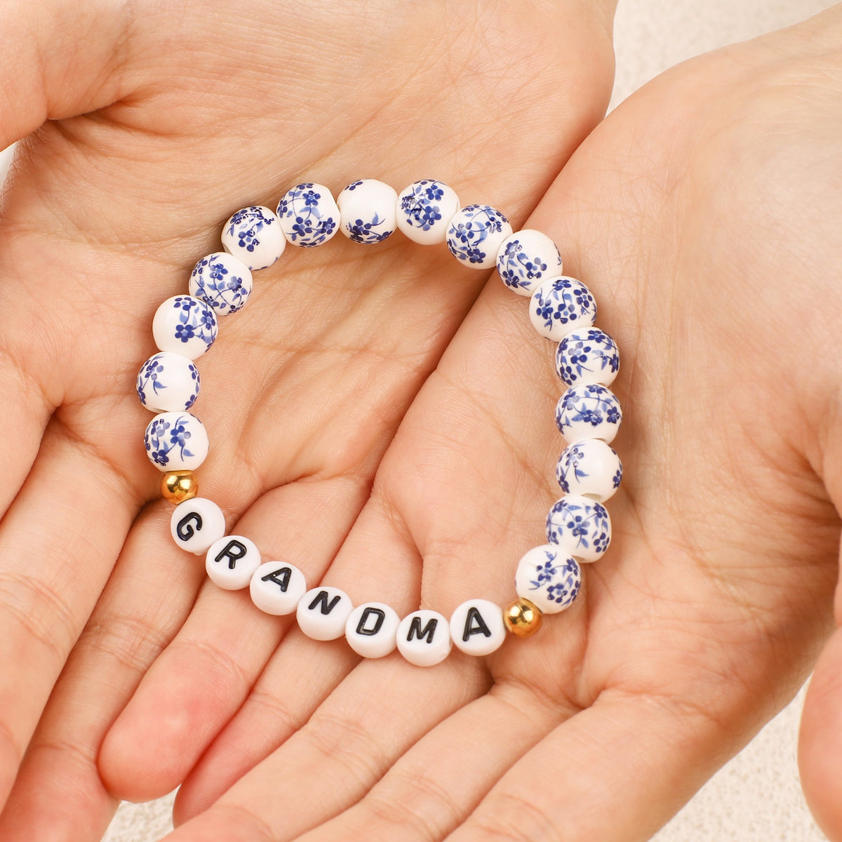 Blaues Armband mit Perlen und Blumen aus Porzellan für Mama und Oma