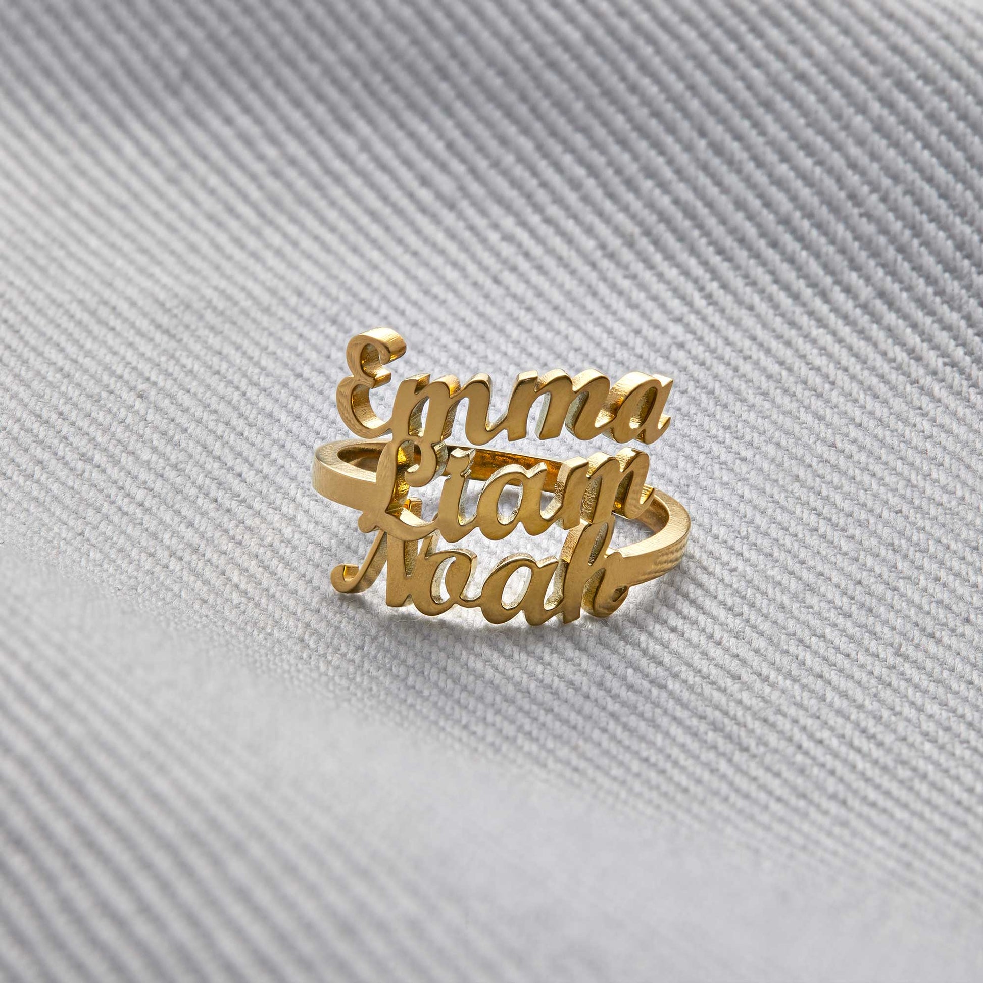 Anello con tre nomi