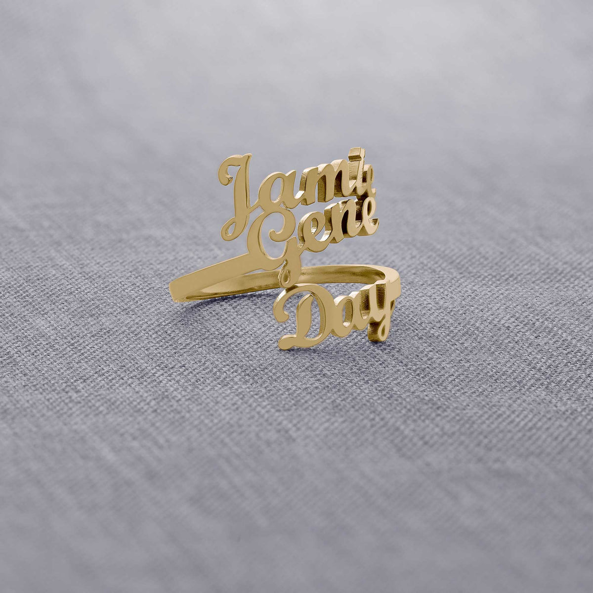 Anello con tre nomi