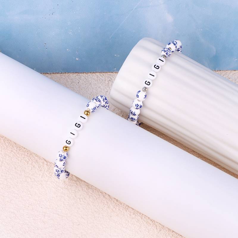 Bracciale con nome personalizzato in porcellana blu e perline floreali