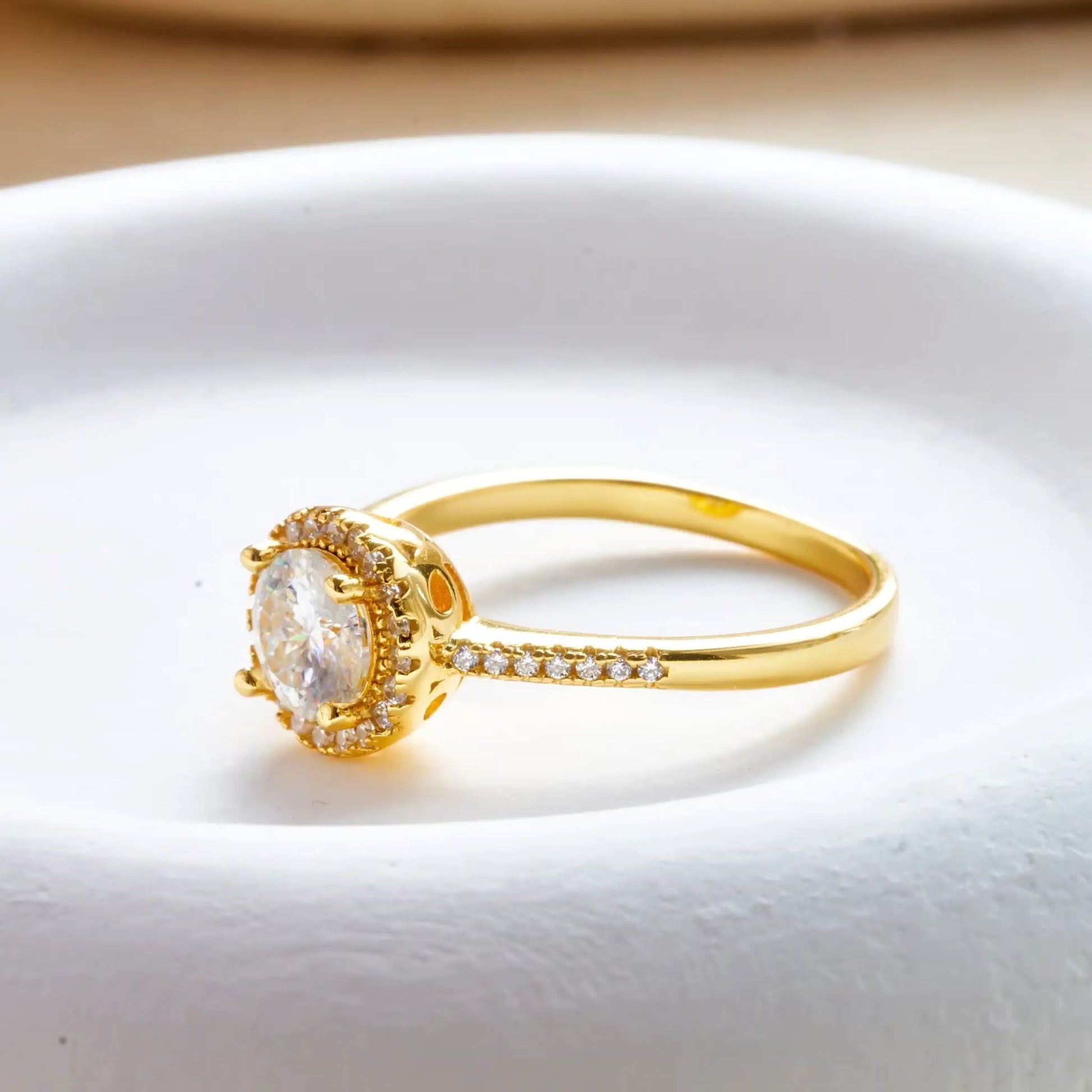 Halo Luxe Oro Solitaire Ring in gold tone