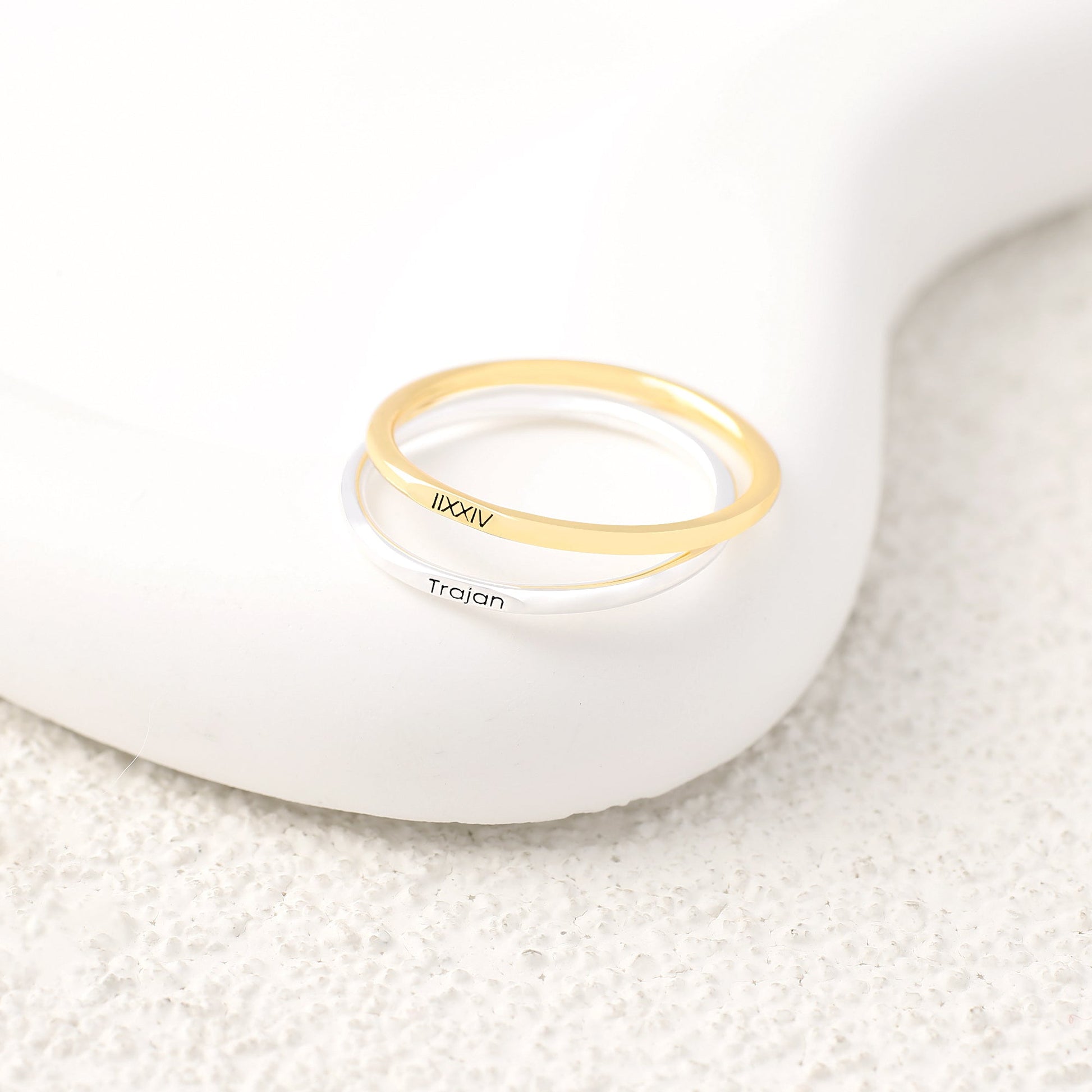 Anello Piatto Super Piccolo in Argento Sterling con Nome Impilabile