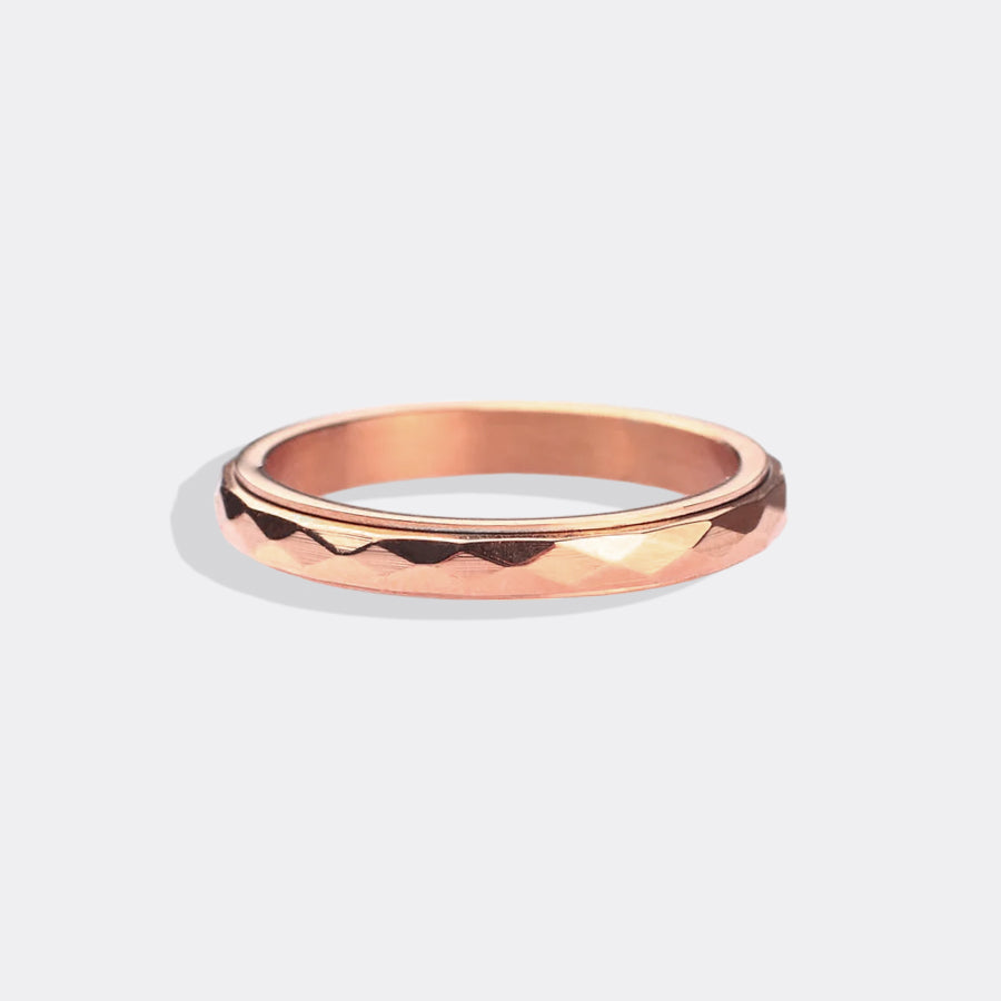 Zierlicher gehämmerter Ring mit Drehfunktion