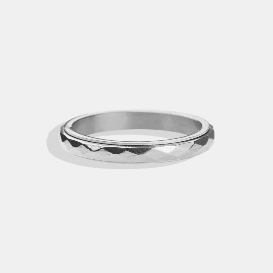 Zierlicher gehämmerter Ring mit Drehfunktion