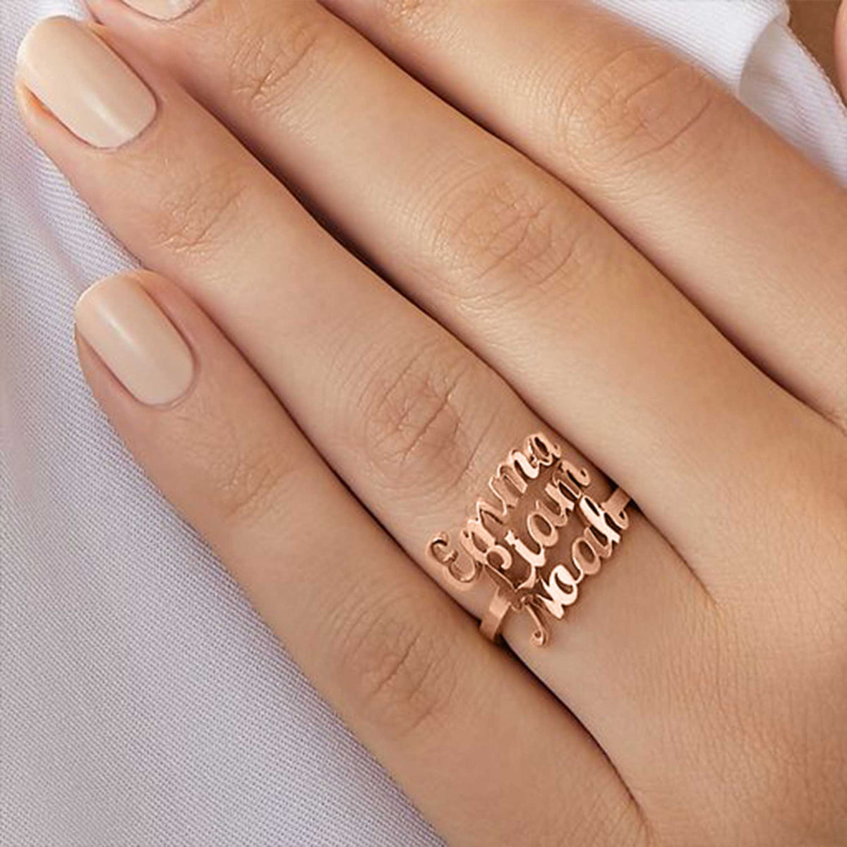 Anello con tre nomi