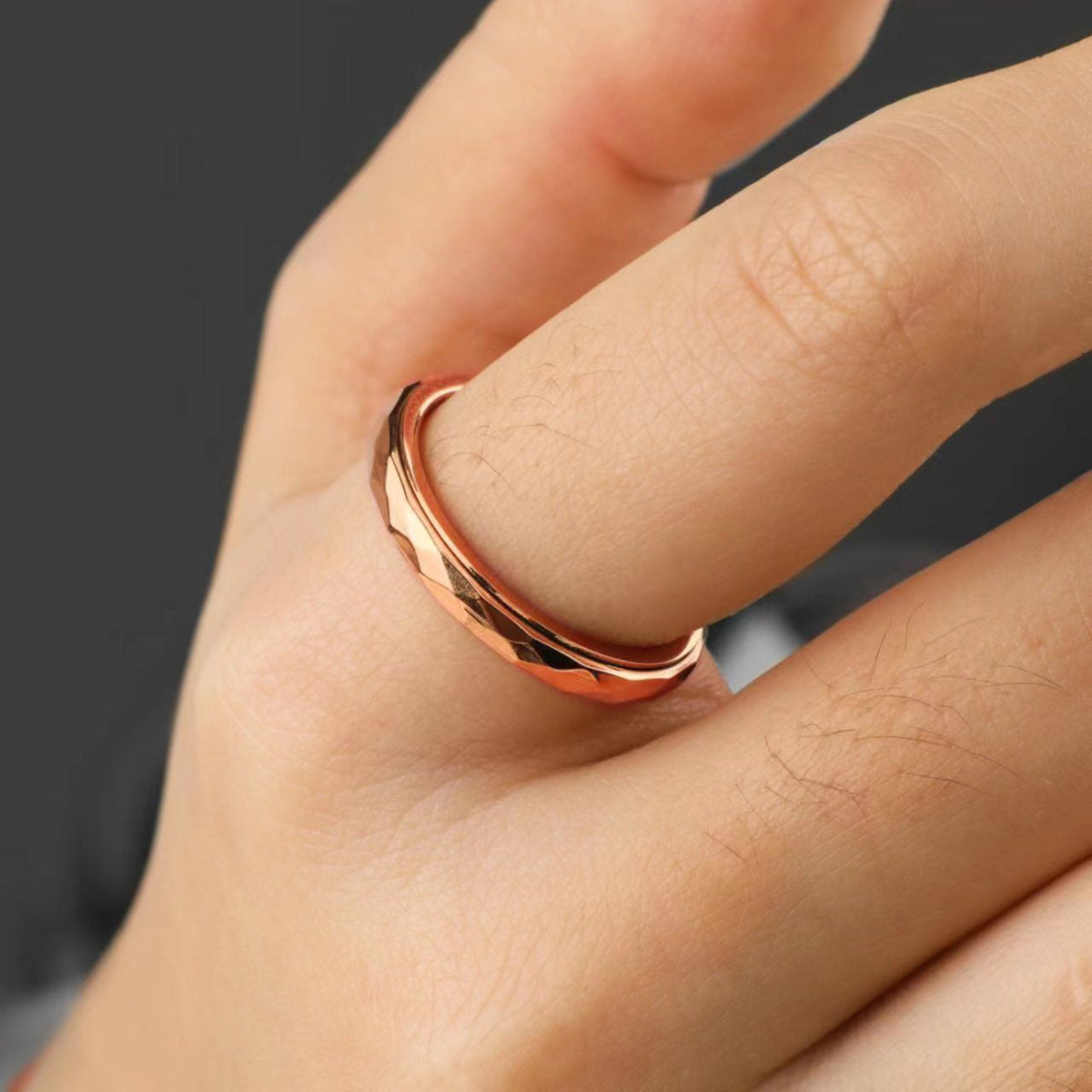 Zierlicher gehämmerter Ring mit Drehfunktion