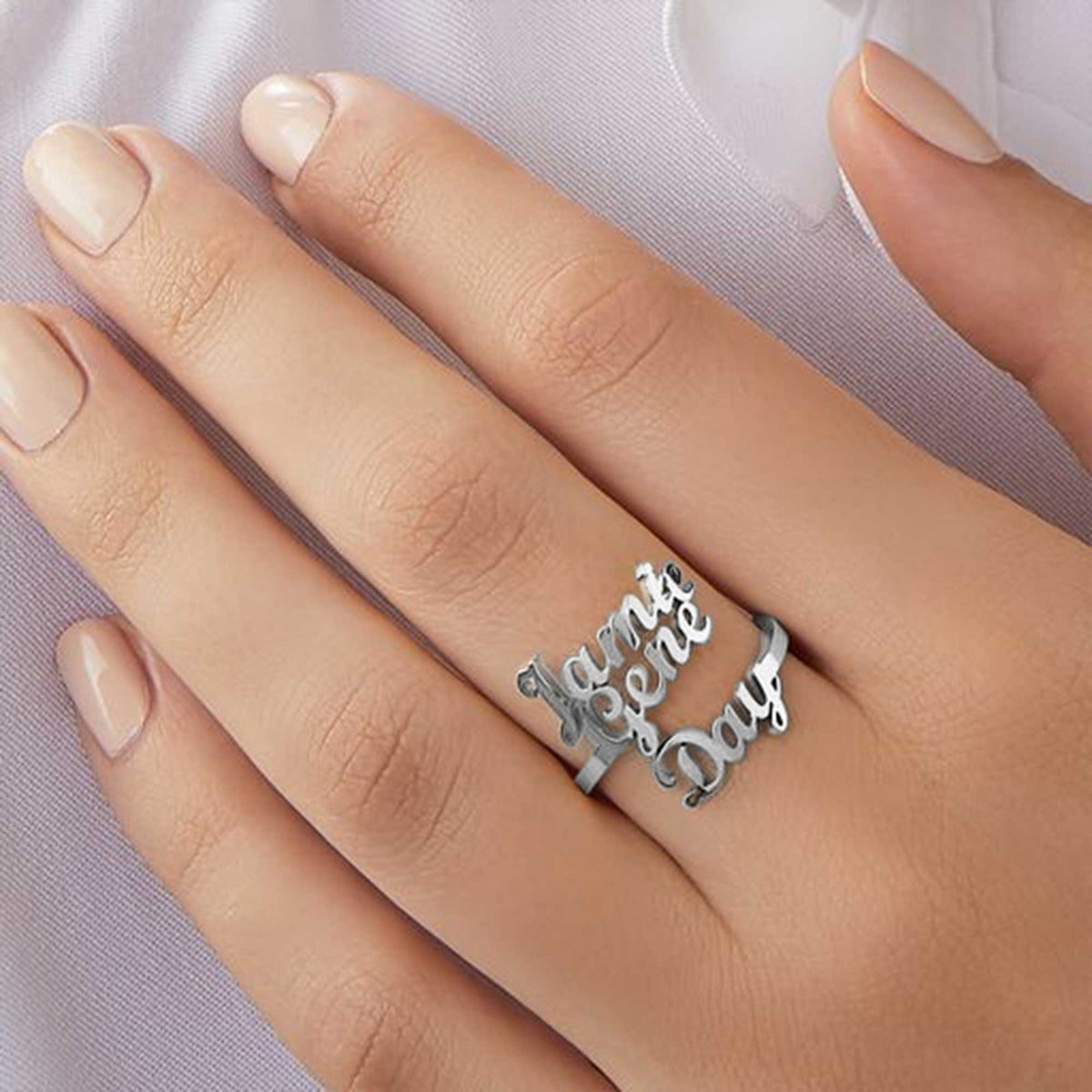 Anello con tre nomi