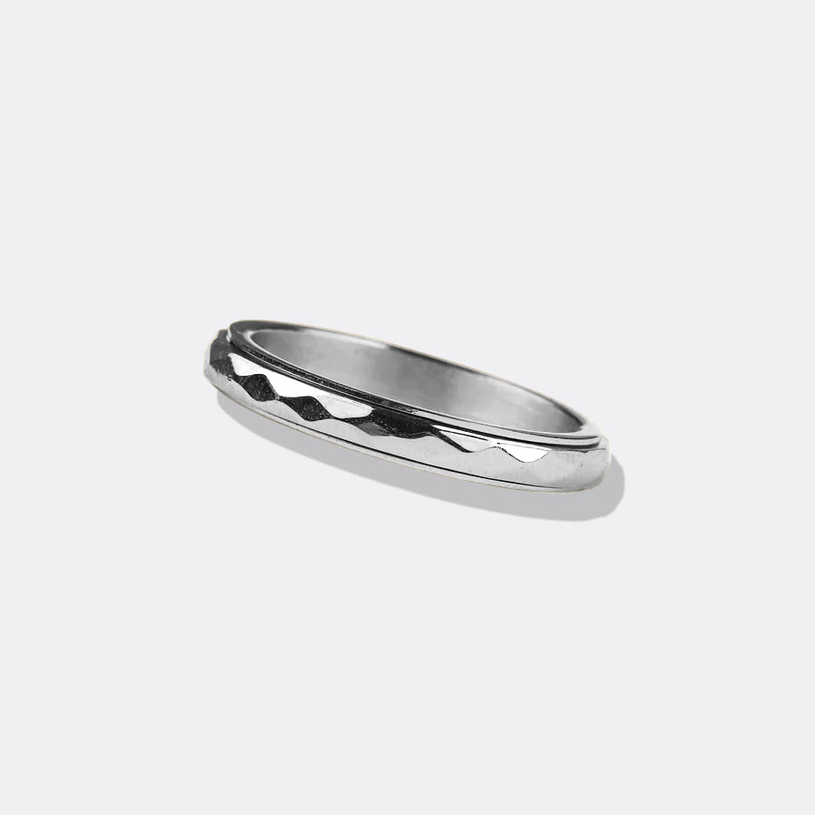 Zierlicher gehämmerter Ring mit Drehfunktion