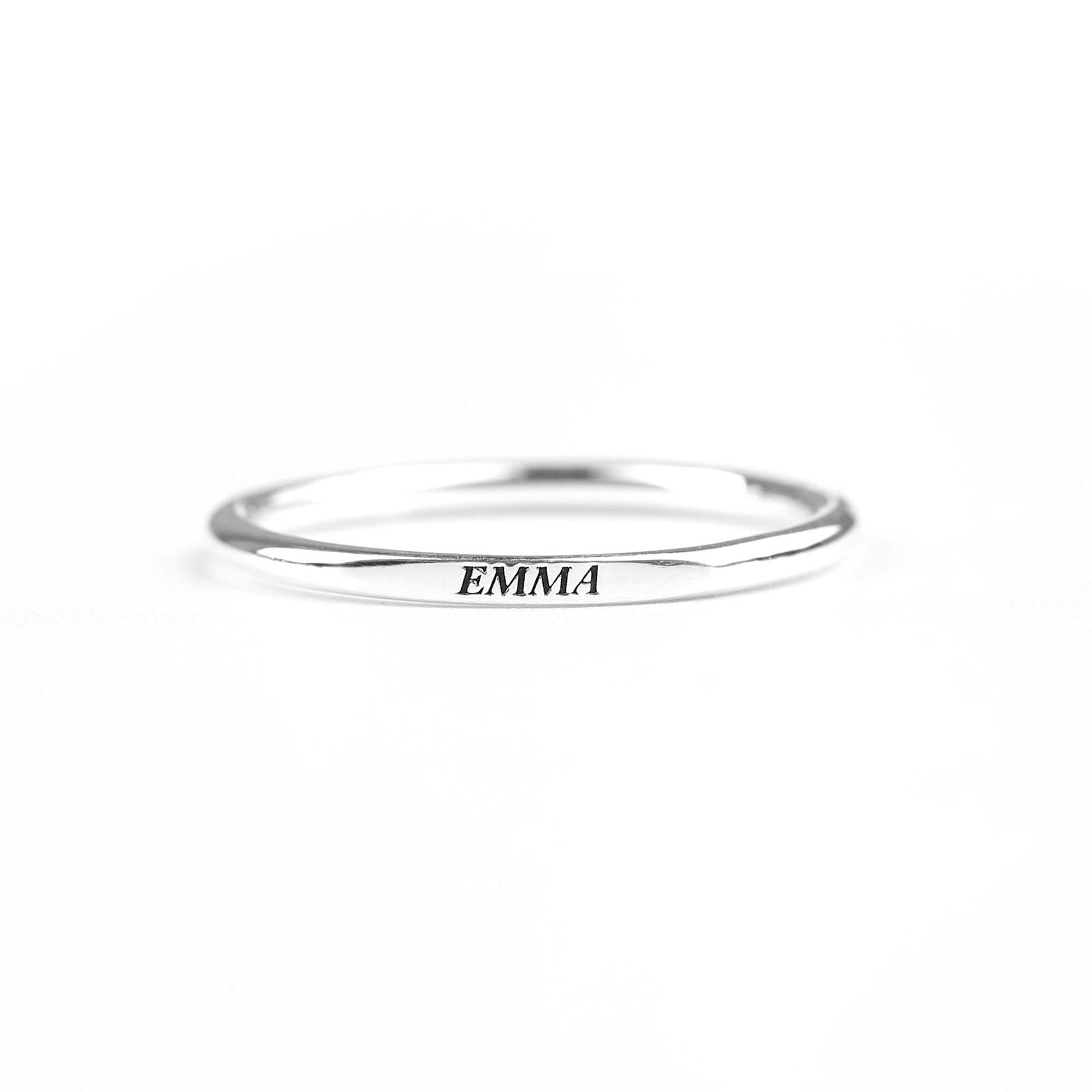 Anello Piatto Super Piccolo in Argento Sterling con Nome Impilabile