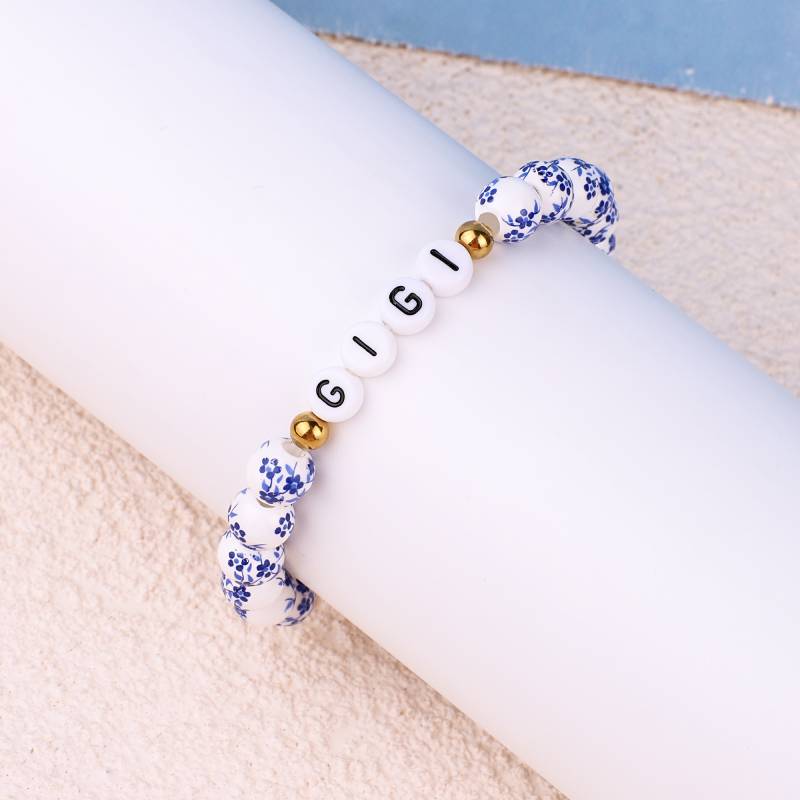 Bracciale con nome personalizzato in porcellana blu e perline floreali