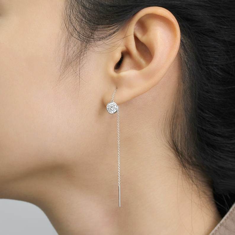 Orecchini pendenti a filo passante con castone in moissanite