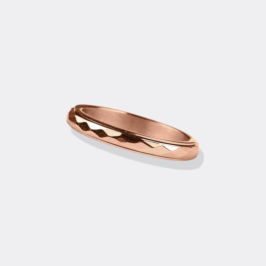 Zierlicher gehämmerter Ring mit Drehfunktion