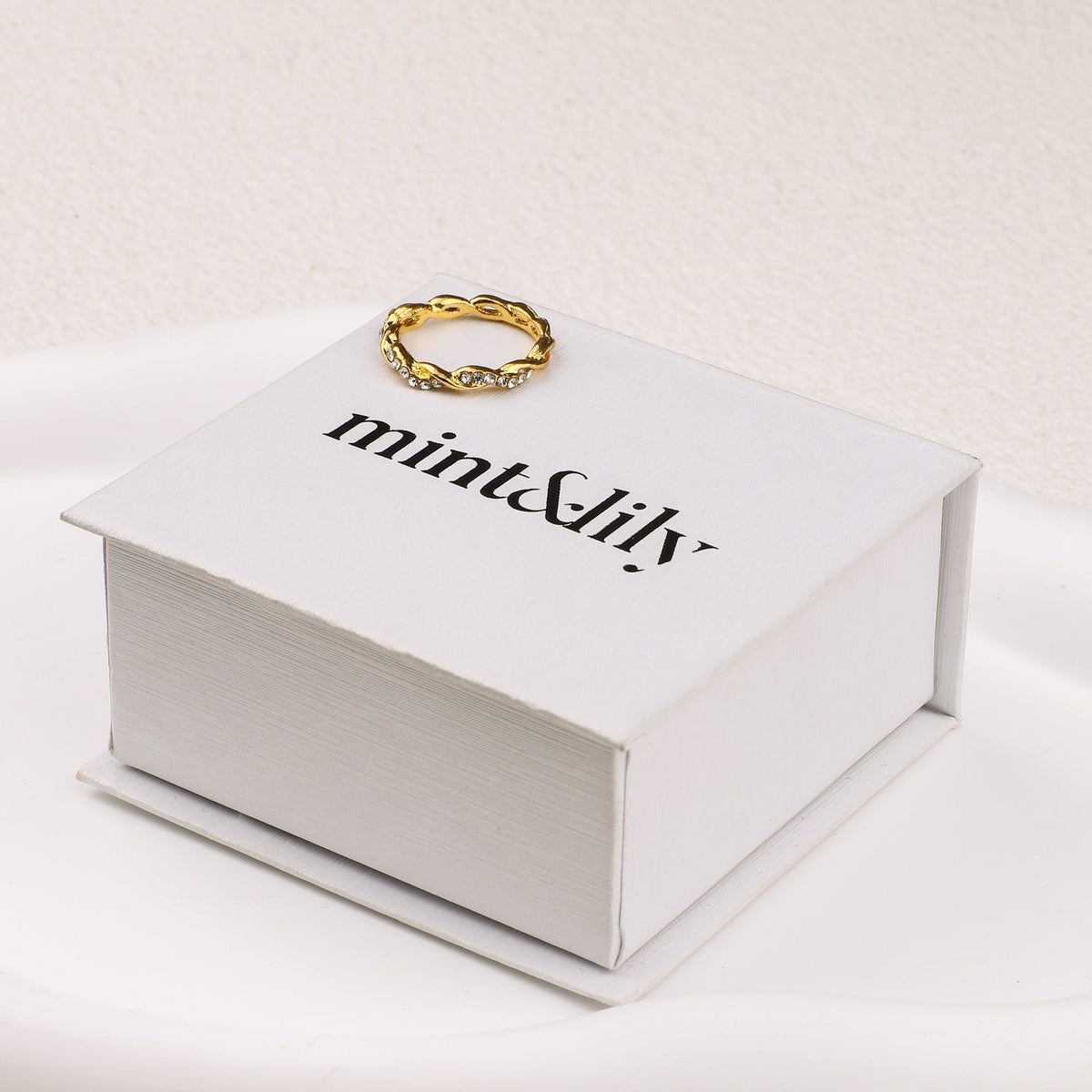 Zierlicher Stapelring mit Pavé-Twist