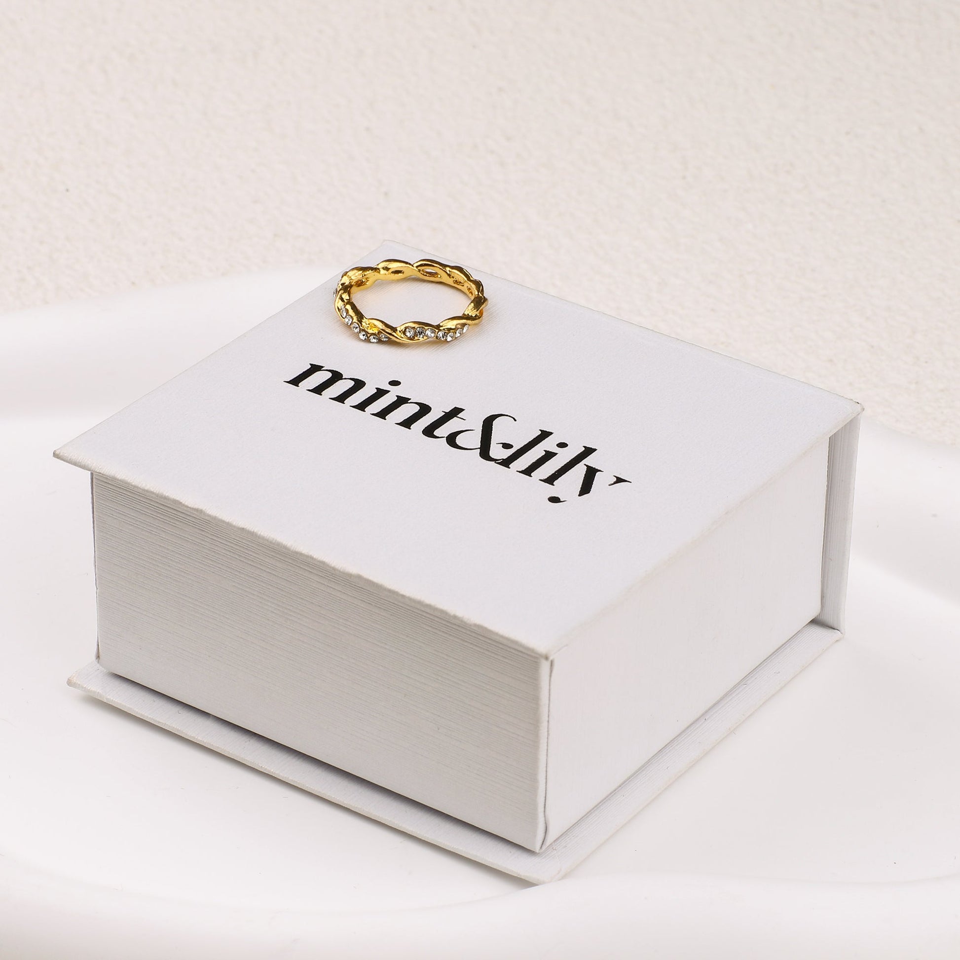 Zierlicher Stapelring mit Pavé-Twist
