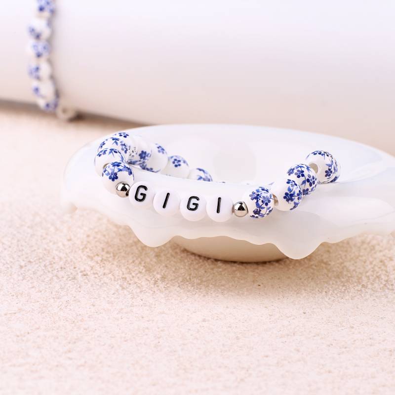 Bracciale con nome personalizzato in porcellana blu e perline floreali