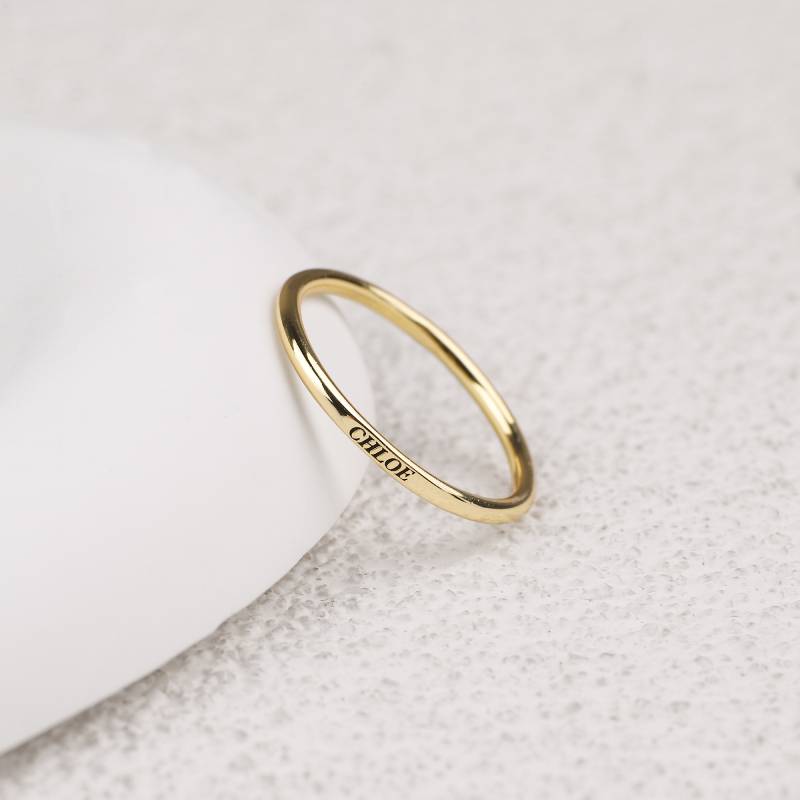 Anello Piatto Super Piccolo in Argento Sterling con Nome Impilabile