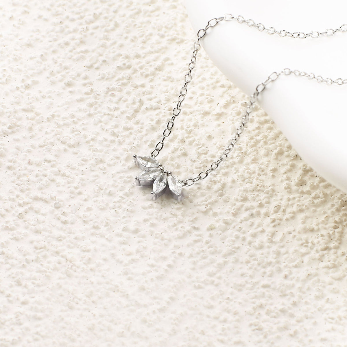 Collier mit Marquiseschliff-Diamanten