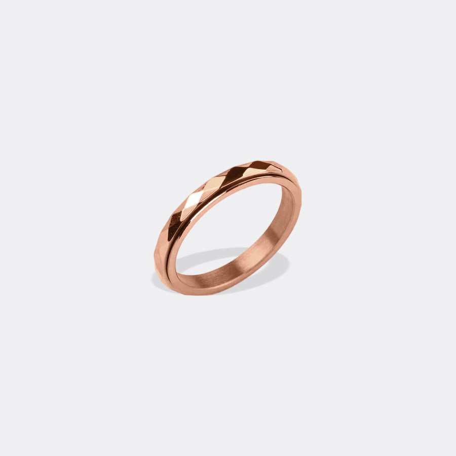 Zierlicher gehämmerter Ring mit Drehfunktion