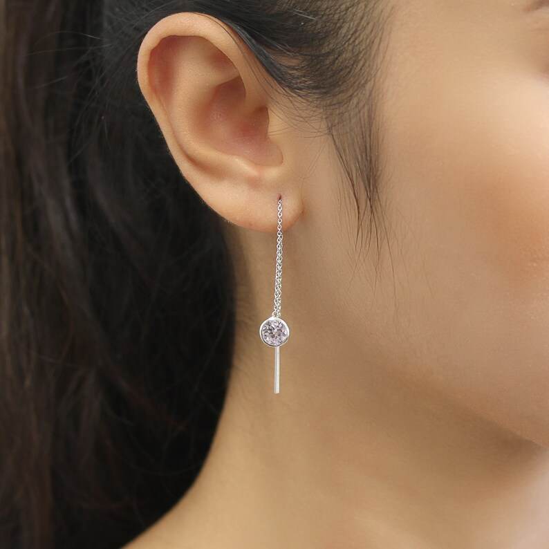 Orecchini pendenti a filo passante con castone in moissanite