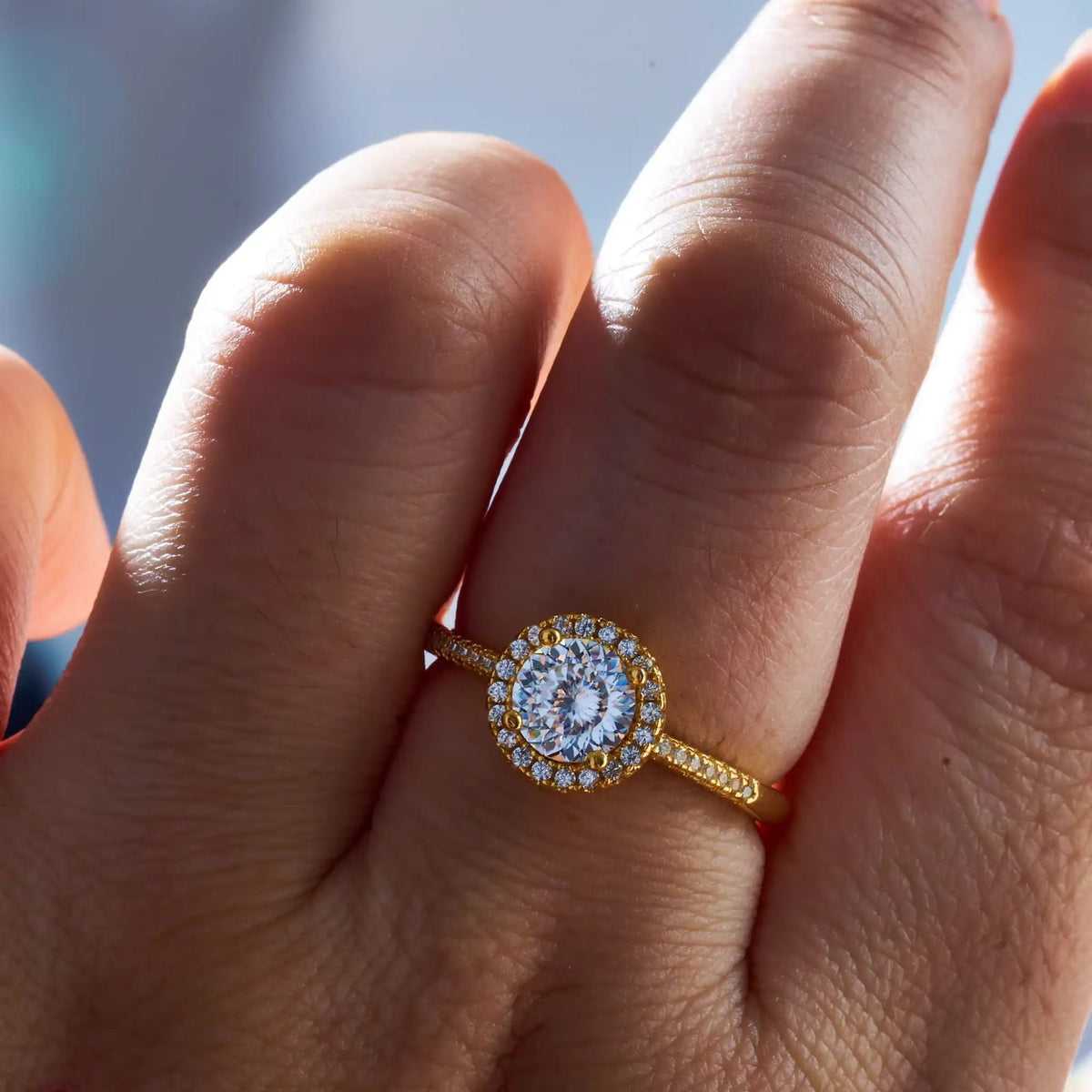 Halo Luxe Oro Solitaire Ring in gold tone