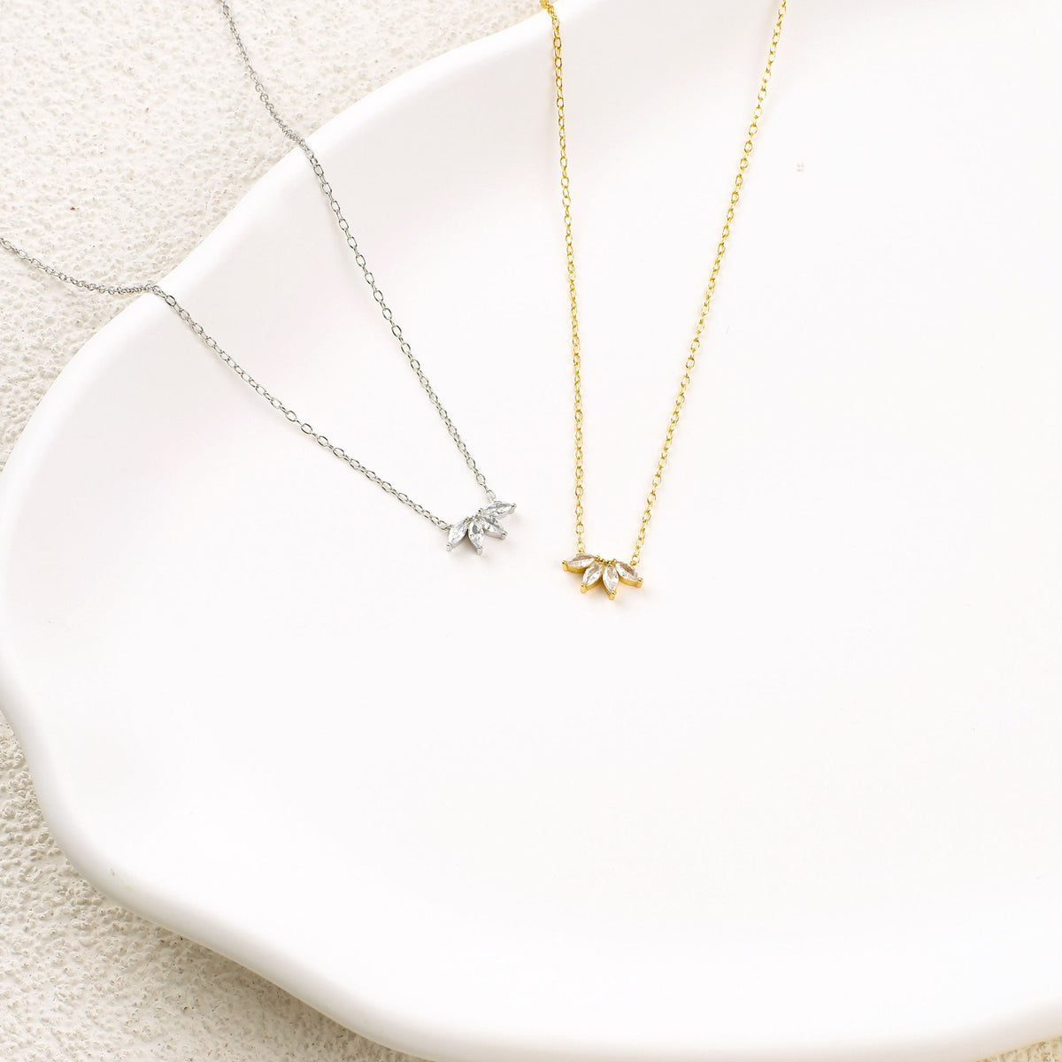 Collier mit Marquiseschliff-Diamanten