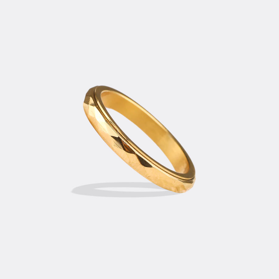 Zierlicher gehämmerter Ring mit Drehfunktion
