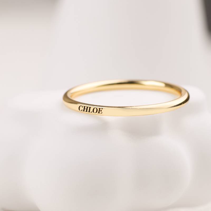 Anello Piatto Super Piccolo in Argento Sterling con Nome Impilabile
