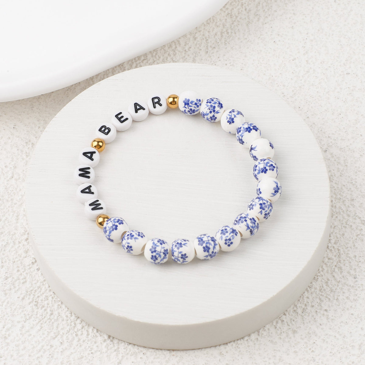 Bracciale con nome personalizzato in porcellana blu e perline floreali