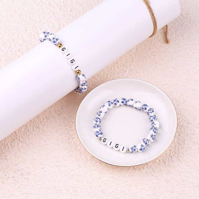 Bracciale con nome personalizzato in porcellana blu e perline floreali