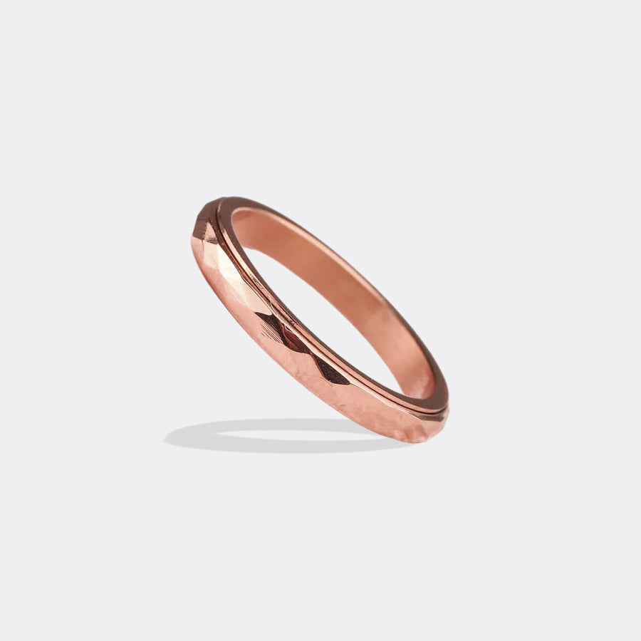 Zierlicher gehämmerter Ring mit Drehfunktion
