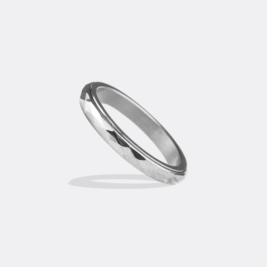 Zierlicher gehämmerter Ring mit Drehfunktion