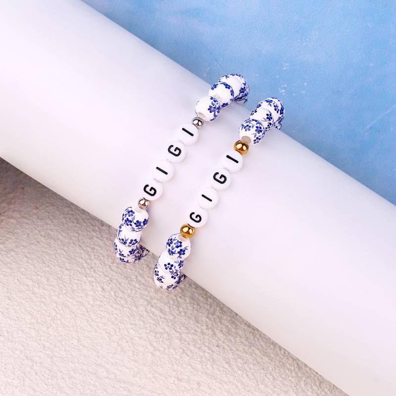 Bracciale con nome personalizzato in porcellana blu e perline floreali