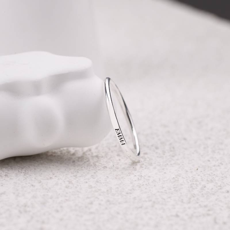 Anello Piatto Super Piccolo in Argento Sterling con Nome Impilabile