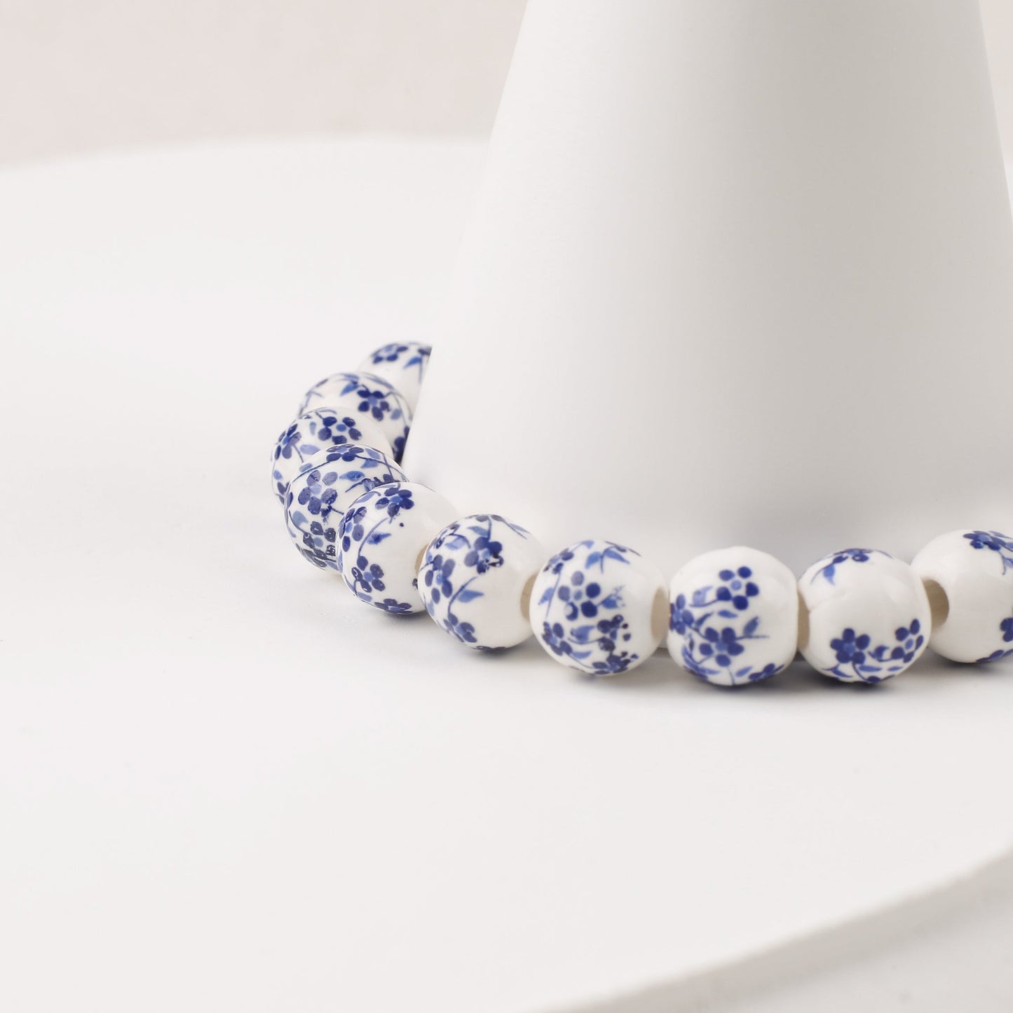 Bracciale con nome personalizzato in porcellana blu e perline floreali