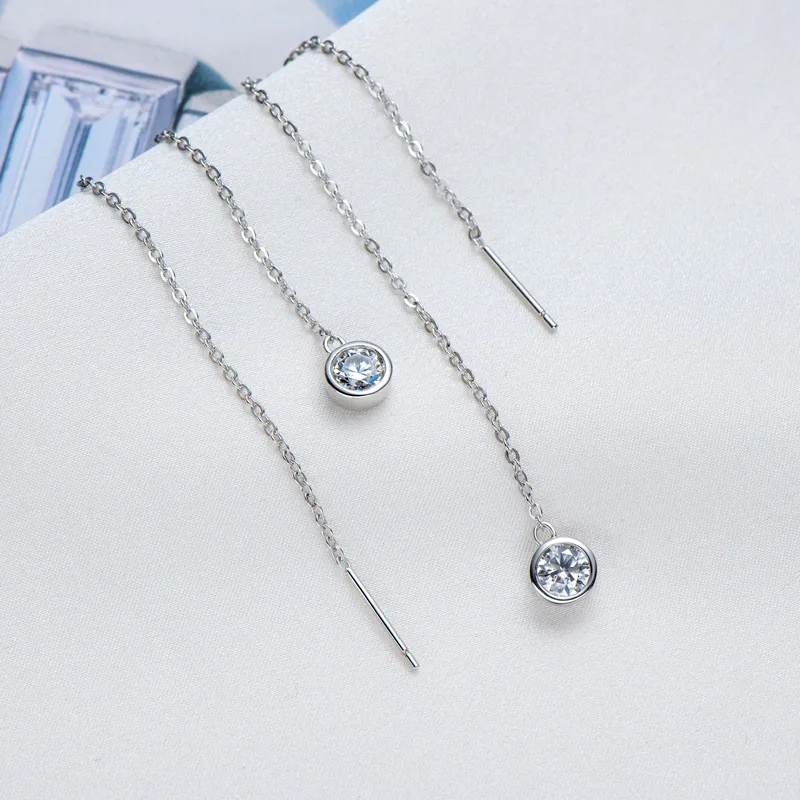 Orecchini pendenti a filo passante con castone in moissanite