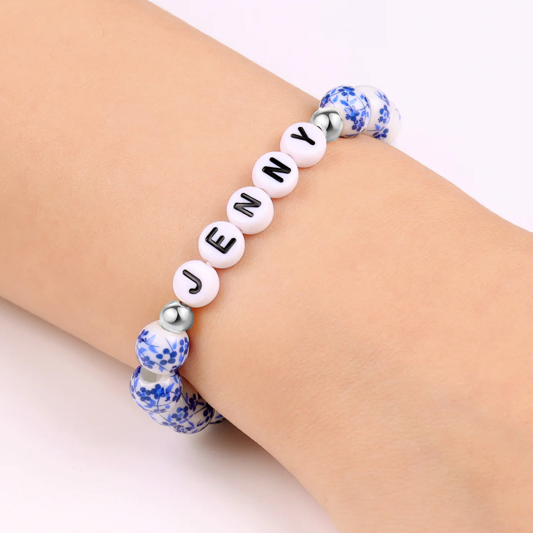 Bracciale con nome personalizzato in porcellana blu e perline floreali