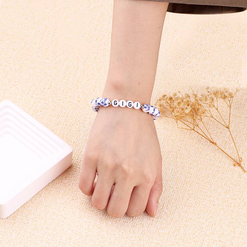 Bracciale con nome personalizzato in porcellana blu e perline floreali