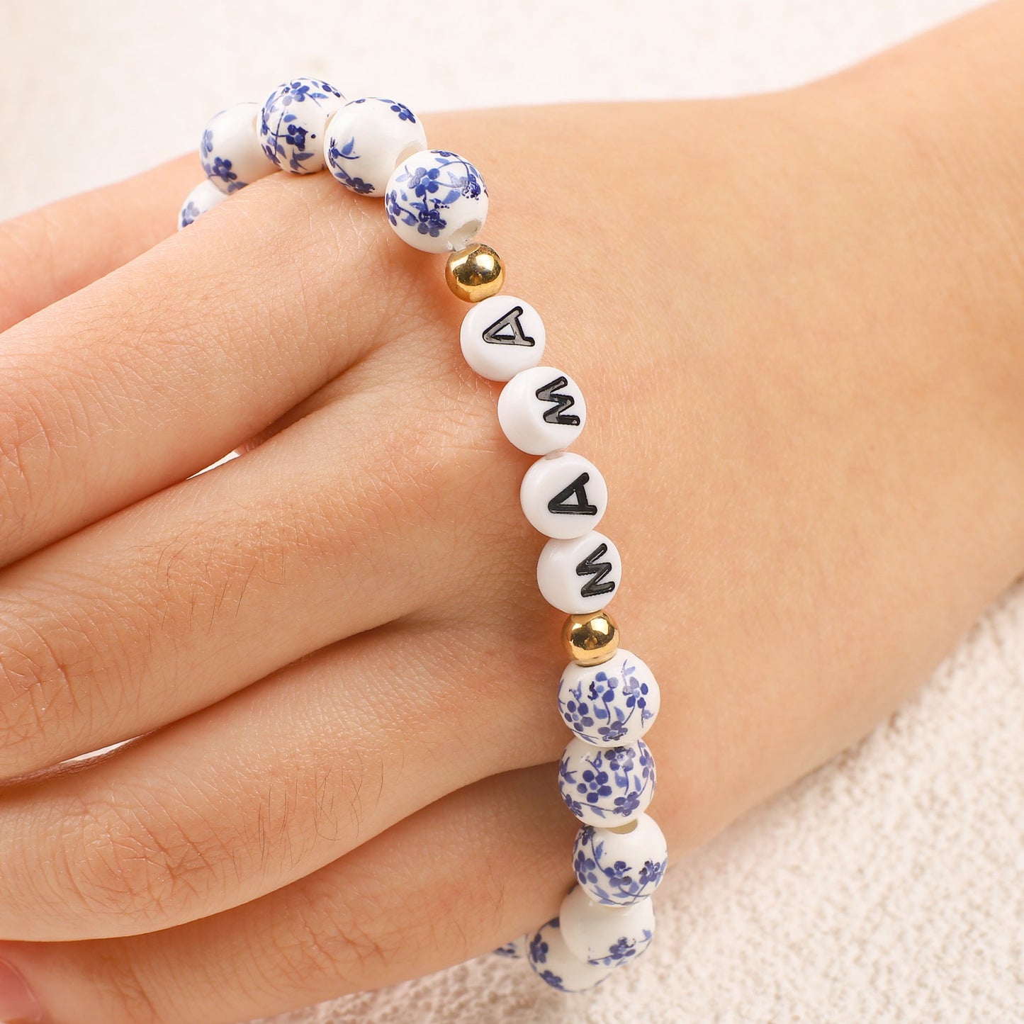 Blaues Armband mit Perlen und Blumen aus Porzellan für Mama und Oma